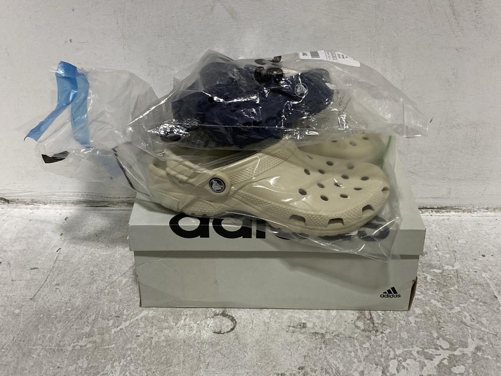 Lot 659  
            Chesterfield SR46 - Parcel Delivery Only 

                
3 X ASSORTED KIDS SHOES TO INCLUDE CROCS BAYA CLOG IN NAVY - UK SIZE 4C (LOCATION...