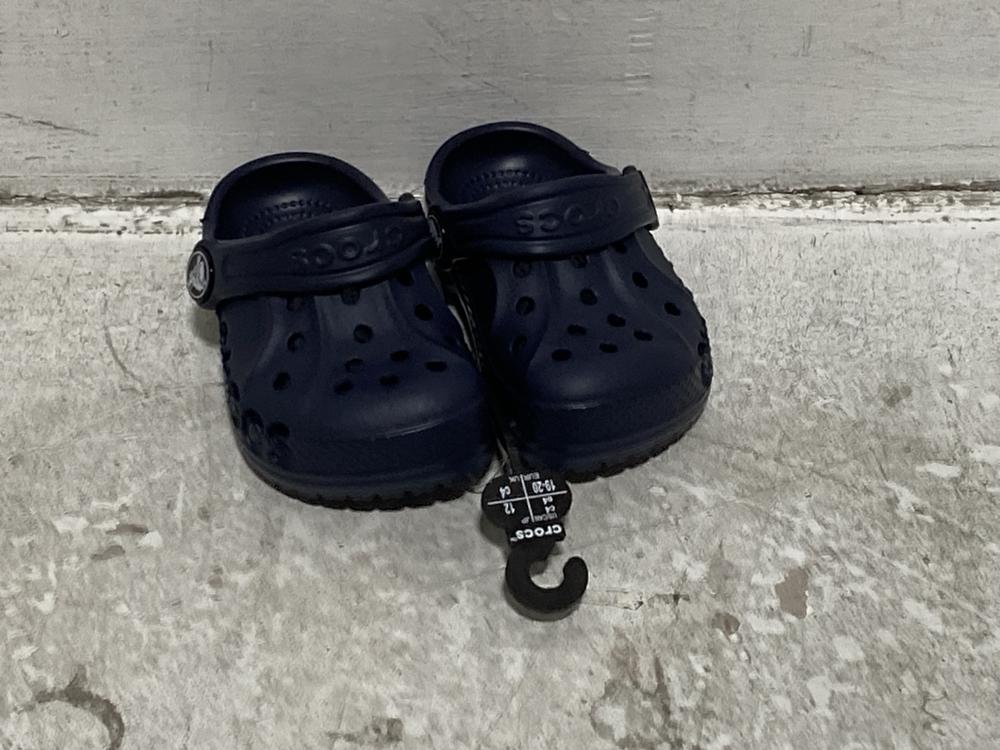 Lot 659  
            Chesterfield SR46 - Parcel Delivery Only 

                
3 X ASSORTED KIDS SHOES TO INCLUDE CROCS BAYA CLOG IN NAVY - UK SIZE 4C (LOCATION... - Image 2