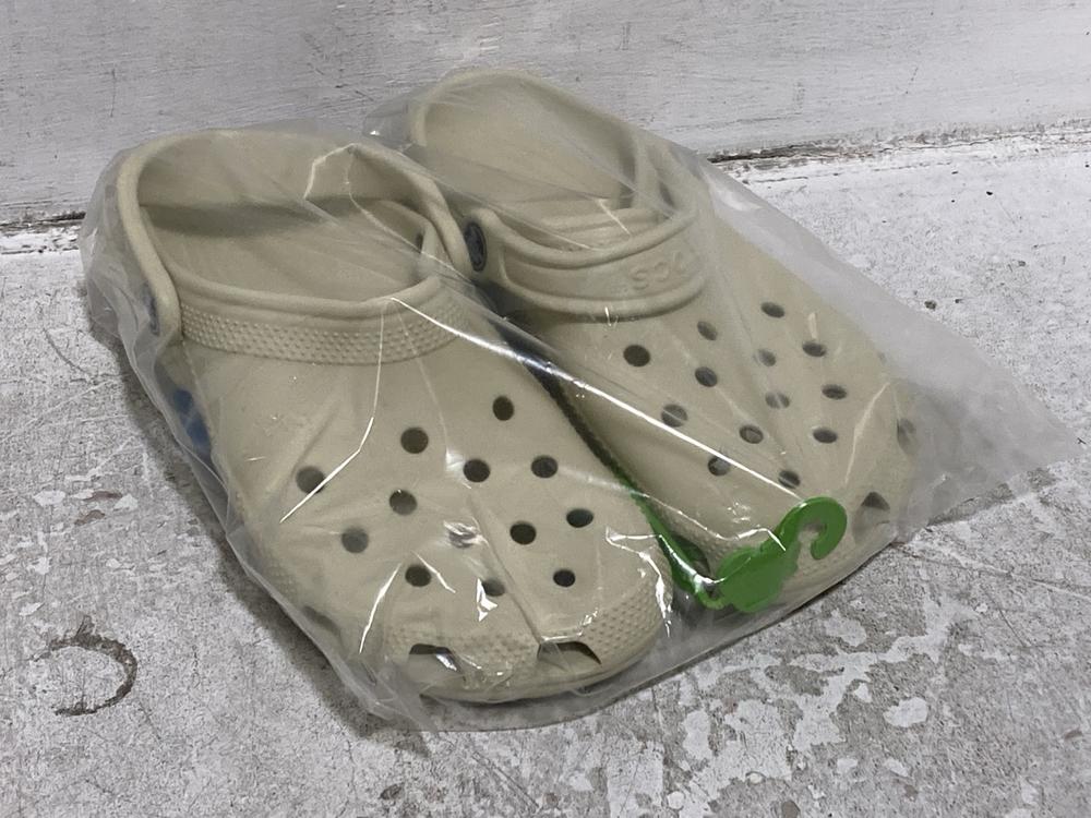 Lot 659  
            Chesterfield SR46 - Parcel Delivery Only 

                
3 X ASSORTED KIDS SHOES TO INCLUDE CROCS BAYA CLOG IN NAVY - UK SIZE 4C (LOCATION... - Image 3