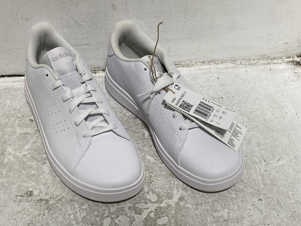 Lot 659  
            Chesterfield SR46 - Parcel Delivery Only 

                
3 X ASSORTED KIDS SHOES TO INCLUDE CROCS BAYA CLOG IN NAVY - UK SIZE 4C (LOCATION... - Image 4