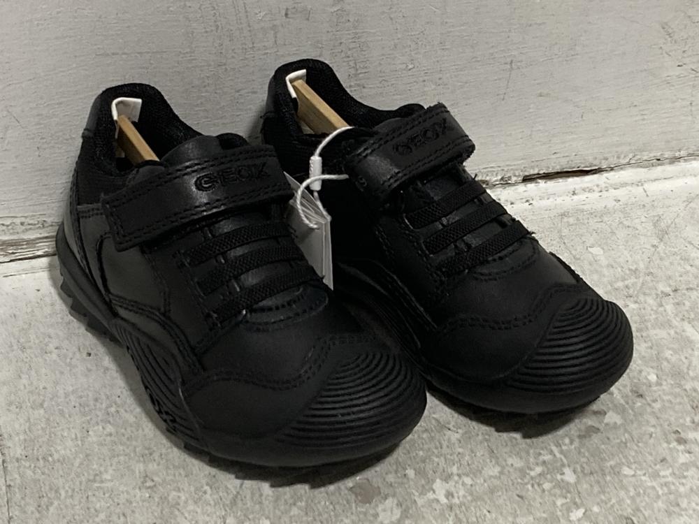 Lot 660  
            Chesterfield SR46 - Parcel Delivery Only 

                
6 X ASSORTED KIDS SHOES TO INCLUDE GEOX BALTIC VELCRO TRAINERS IN ROSE & BURGUNDY... - Image 3