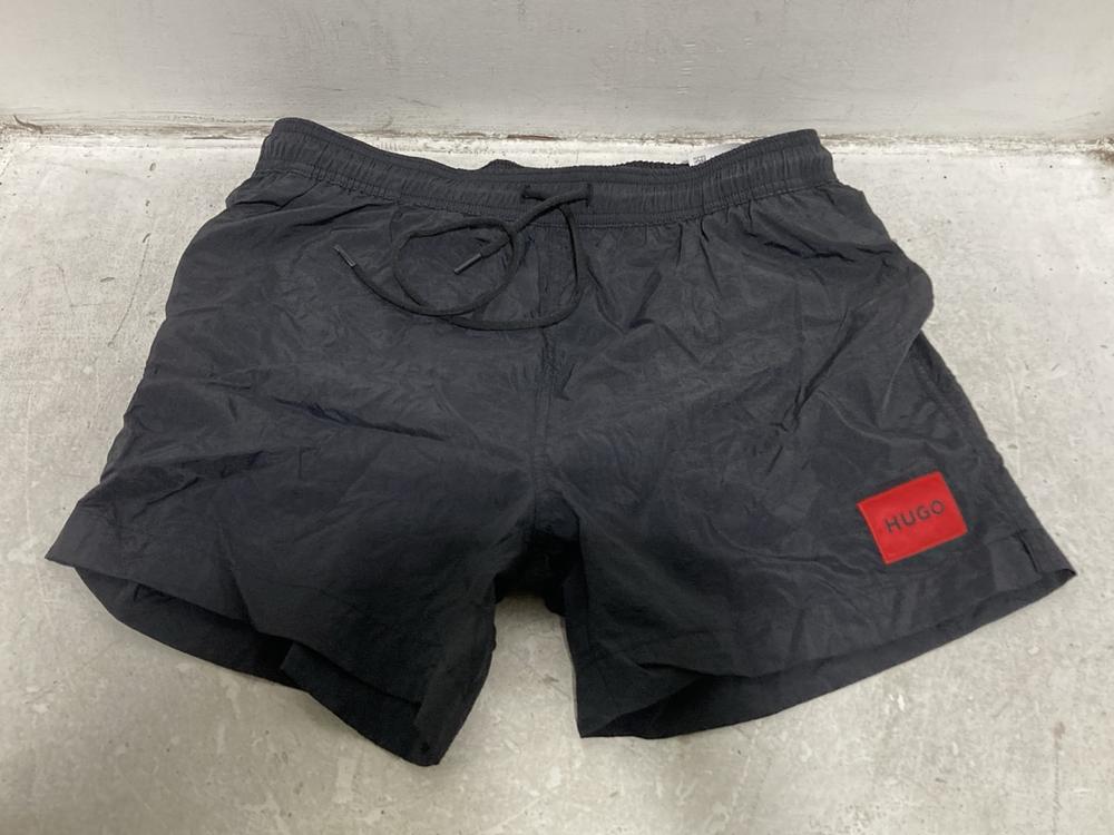 Lot 661  
            Chesterfield SR46 - Parcel Delivery Only 

                
4 X ASSORTED ADULTS HUGO BOSS CLOTHING TO INCLUDE HUGO BOSS 3-PACK MENS TSHIRTS I... - Image 2