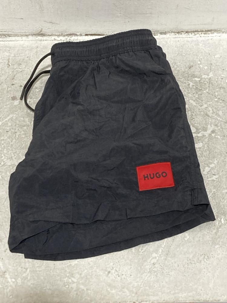 Lot 661  
            Chesterfield SR46 - Parcel Delivery Only 

                
4 X ASSORTED ADULTS HUGO BOSS CLOTHING TO INCLUDE HUGO BOSS 3-PACK MENS TSHIRTS I... - Image 3