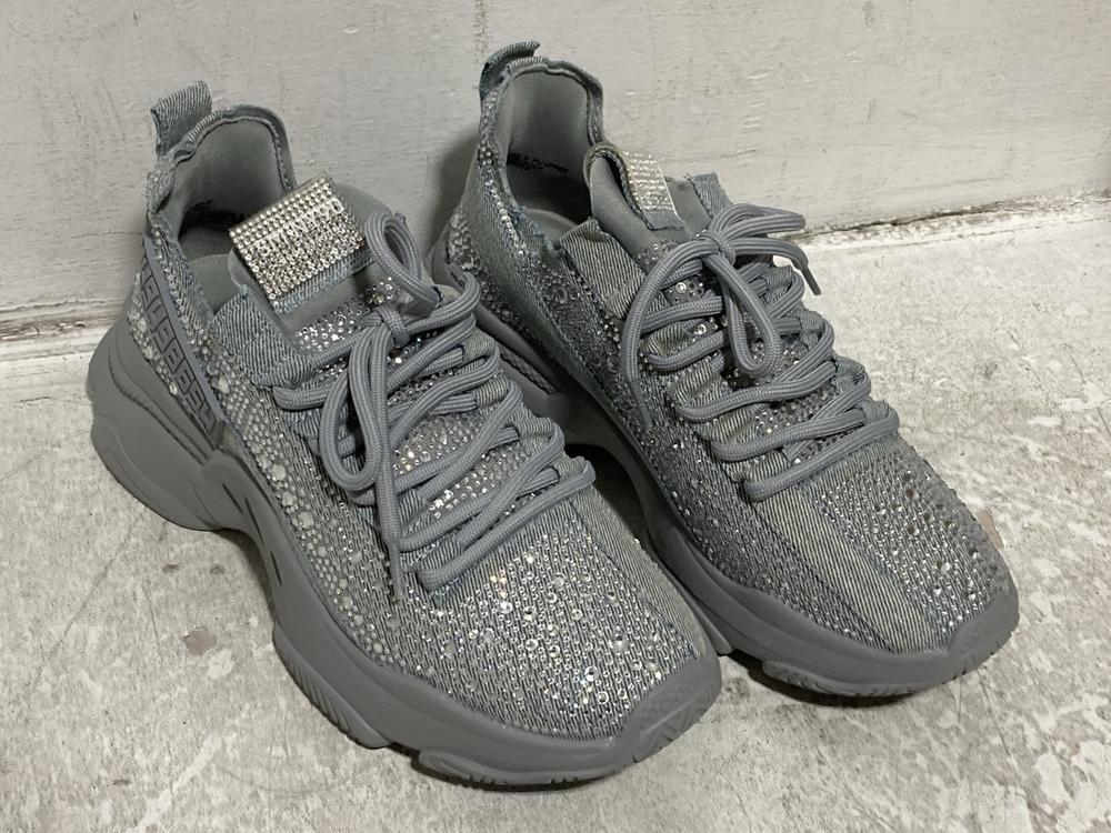 Lot 662  
            Chesterfield SR46 - Parcel Delivery Only 

                
STEVE MADDEN WOMEN'S MAXIMA CHUNKY DENIM TRAINERS IN GREY - UK SIZE 7 (LOCATION: H3) - Image 2