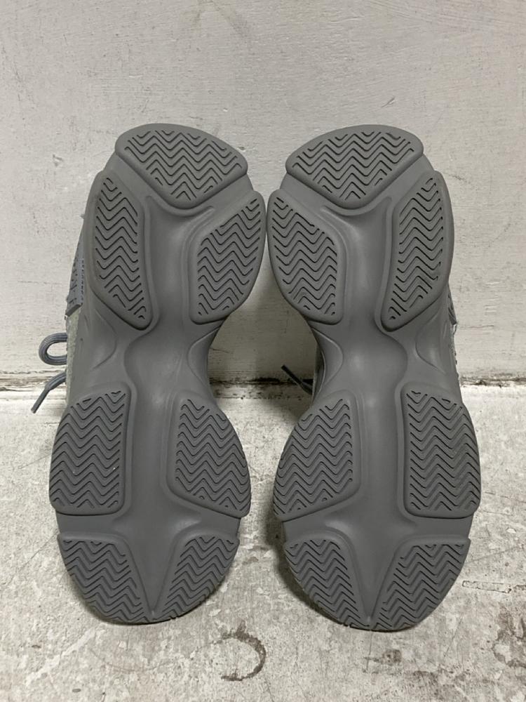 Lot 662  
            Chesterfield SR46 - Parcel Delivery Only 

                
STEVE MADDEN WOMEN'S MAXIMA CHUNKY DENIM TRAINERS IN GREY - UK SIZE 7 (LOCATION: H3) - Image 3