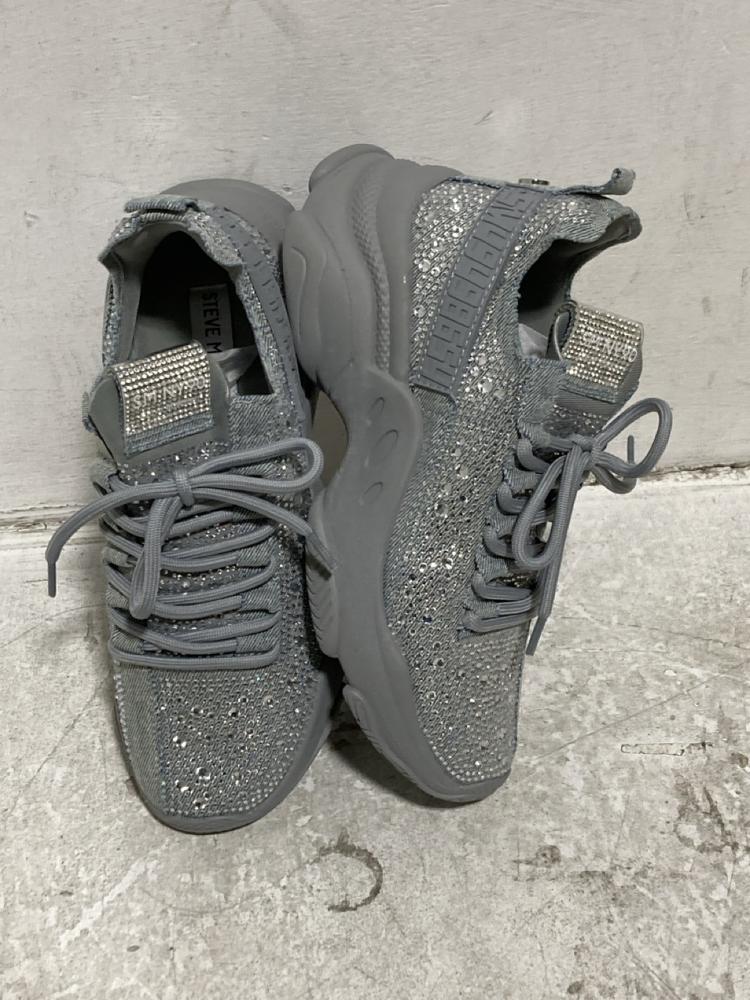 Lot 662  
            Chesterfield SR46 - Parcel Delivery Only 

                
STEVE MADDEN WOMEN'S MAXIMA CHUNKY DENIM TRAINERS IN GREY - UK SIZE 7 (LOCATION: H3) - Image 4