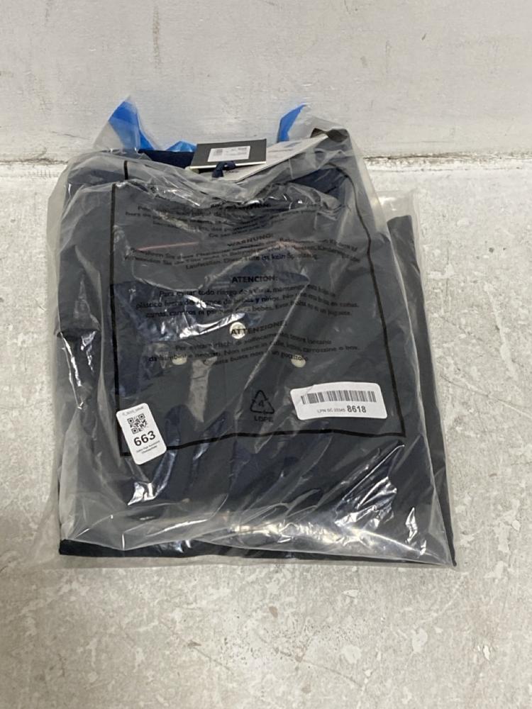Lot 663  
            Chesterfield SR46 - Parcel Delivery Only 

                
TOMMY HILFIGER COE FLEX SHIRT IN NAVY - UK SIZE M TO INCLUDE TOMMY HILFIGER STRET...