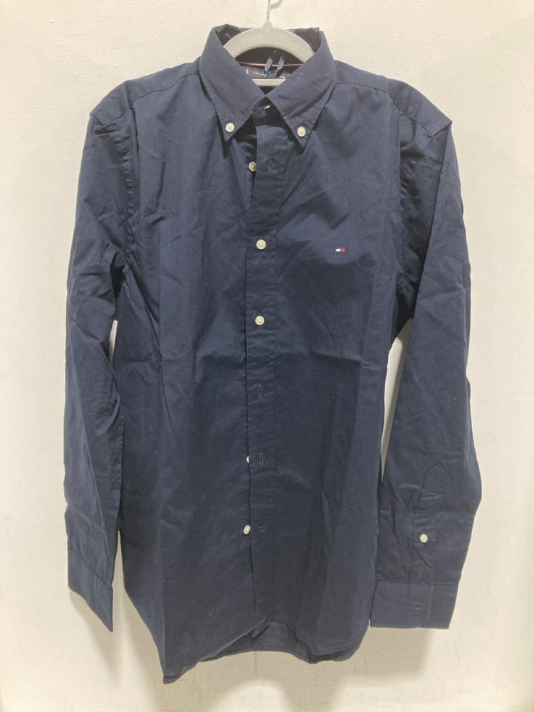 Lot 663  
            Chesterfield SR46 - Parcel Delivery Only 

                
TOMMY HILFIGER COE FLEX SHIRT IN NAVY - UK SIZE M TO INCLUDE TOMMY HILFIGER STRET... - Image 2