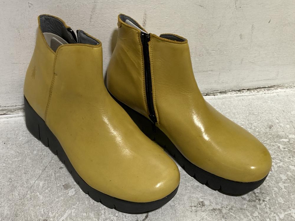 Lot 664  
            Chesterfield SR46 - Parcel Delivery Only 

                
FLY LONDON SALV195FLY RUG BOOTS IN BLACK - UK SIZE 8 TO INCLUDE FLY LONDON VANG36... - Image 2