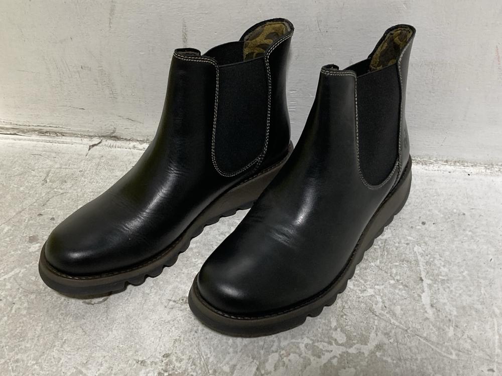 Lot 664  
            Chesterfield SR46 - Parcel Delivery Only 

                
FLY LONDON SALV195FLY RUG BOOTS IN BLACK - UK SIZE 8 TO INCLUDE FLY LONDON VANG36... - Image 4