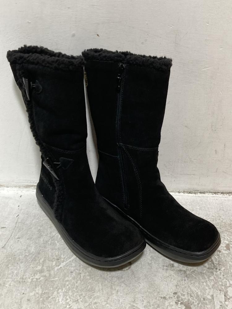 Lot 665  
            Chesterfield SR46 - Parcel Delivery Only 

                
3 X ASSORTED ADULTS ROCKET DOG SHOES TO INCLUDE ROCKET DOG SLOPE COW SUEDE SHOES ... - Image 3