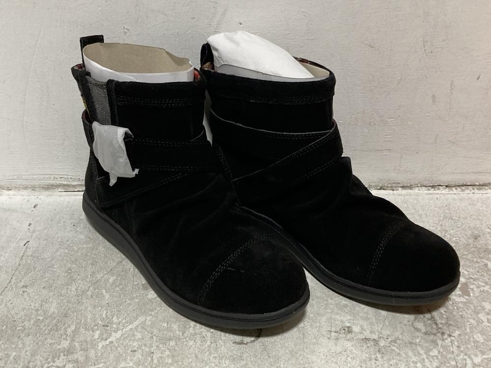 Lot 665  
            Chesterfield SR46 - Parcel Delivery Only 

                
3 X ASSORTED ADULTS ROCKET DOG SHOES TO INCLUDE ROCKET DOG SLOPE COW SUEDE SHOES ... - Image 4