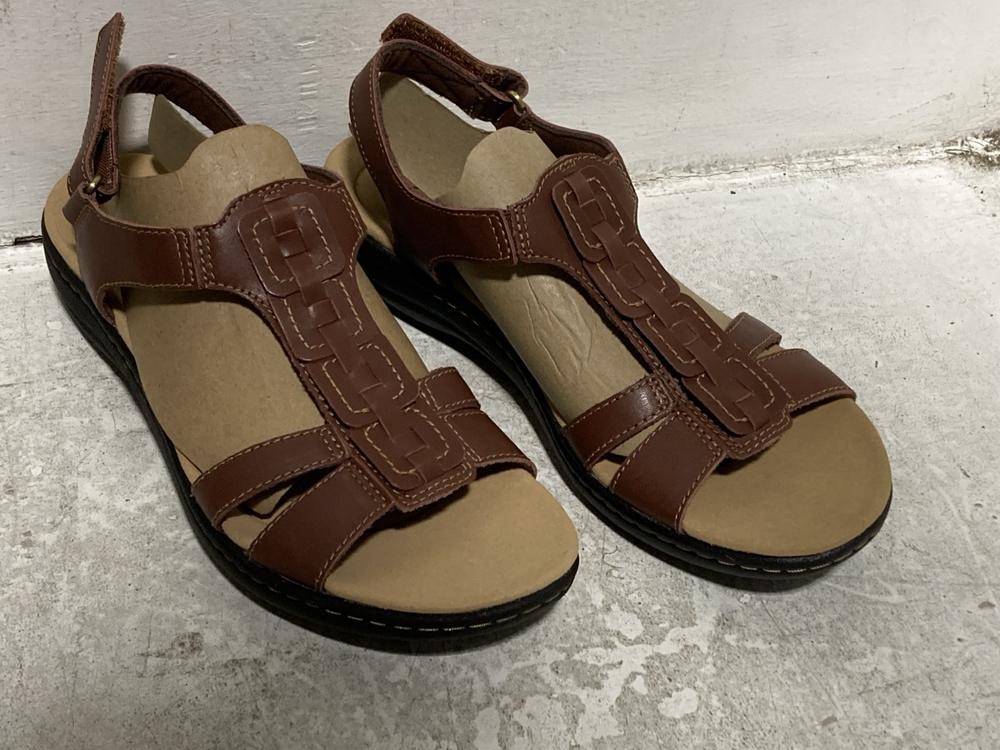 Lot 667  
            Chesterfield SR46 - Parcel Delivery Only 

                
4 X ASSORTED ADULTS SHOES TO INCLUDE ROHDE DAMEN SHOES IN GREY - UK SIZE 7 (LOCAT... - Image 2