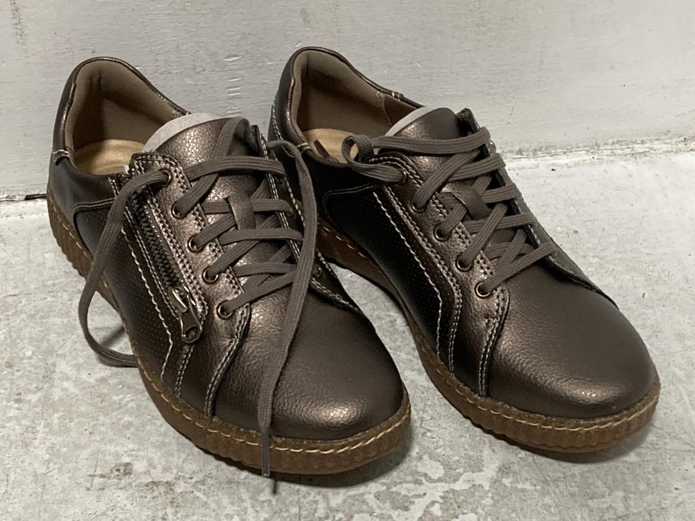 Lot 667  
            Chesterfield SR46 - Parcel Delivery Only 

                
4 X ASSORTED ADULTS SHOES TO INCLUDE ROHDE DAMEN SHOES IN GREY - UK SIZE 7 (LOCAT... - Image 3