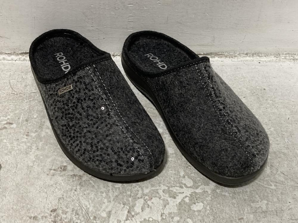 Lot 667  
            Chesterfield SR46 - Parcel Delivery Only 

                
4 X ASSORTED ADULTS SHOES TO INCLUDE ROHDE DAMEN SHOES IN GREY - UK SIZE 7 (LOCAT... - Image 4