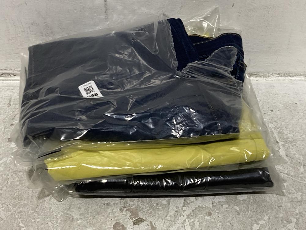 Lot 668  
            Chesterfield SR46 - Parcel Delivery Only 

                
3 X ASSORTED ADULTS LEVIS TROUSERS TO INCLUDE LEVIS XX CHINO AUTHENTIC SHORTS IN ...