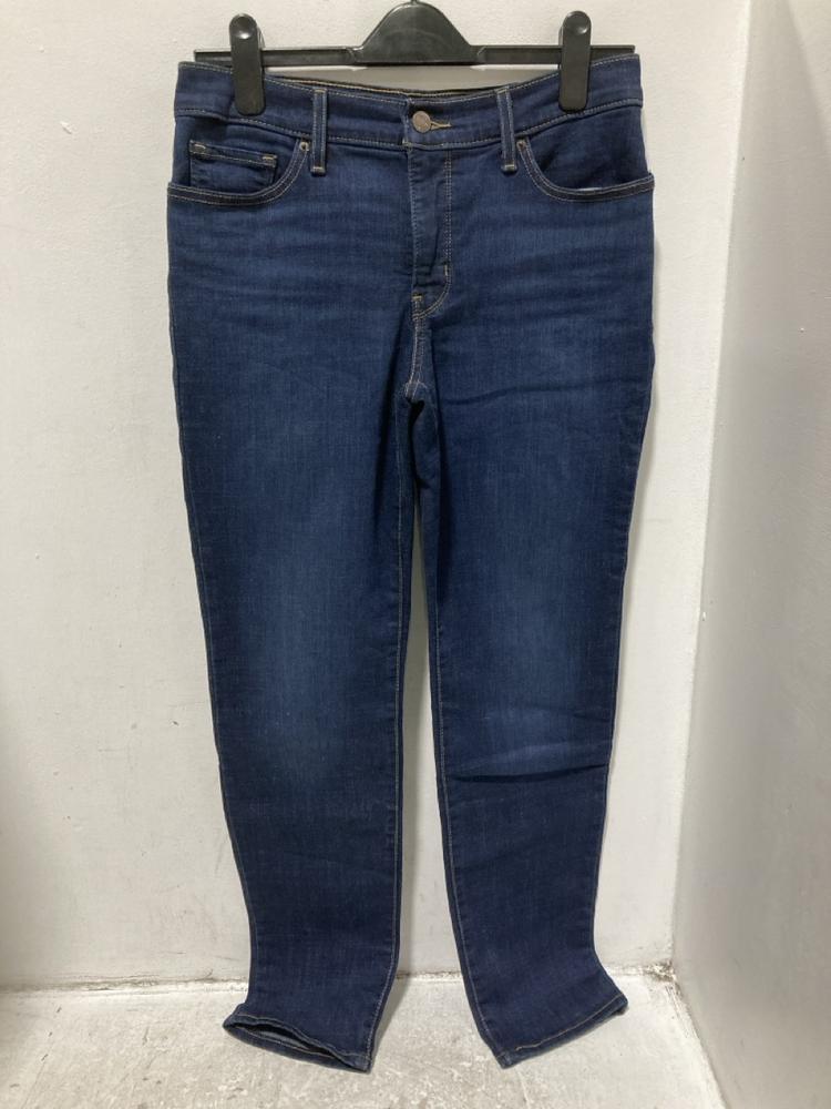 Lot 668  
            Chesterfield SR46 - Parcel Delivery Only 

                
3 X ASSORTED ADULTS LEVIS TROUSERS TO INCLUDE LEVIS XX CHINO AUTHENTIC SHORTS IN ... - Image 2