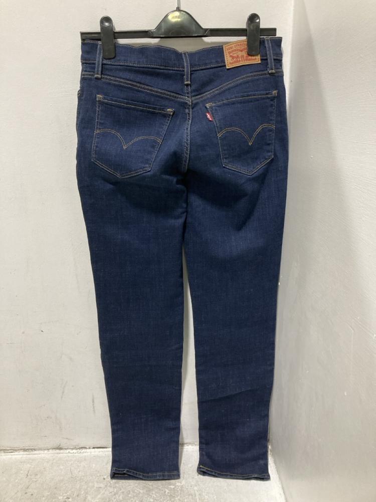 Lot 668  
            Chesterfield SR46 - Parcel Delivery Only 

                
3 X ASSORTED ADULTS LEVIS TROUSERS TO INCLUDE LEVIS XX CHINO AUTHENTIC SHORTS IN ... - Image 3