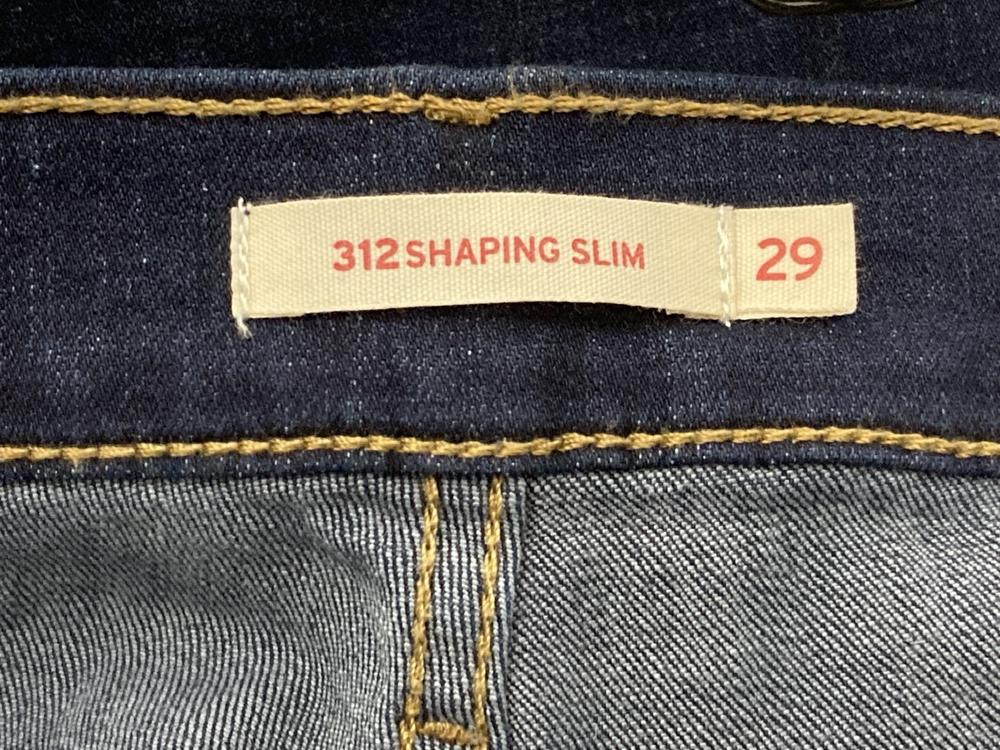 Lot 668  
            Chesterfield SR46 - Parcel Delivery Only 

                
3 X ASSORTED ADULTS LEVIS TROUSERS TO INCLUDE LEVIS XX CHINO AUTHENTIC SHORTS IN ... - Image 4