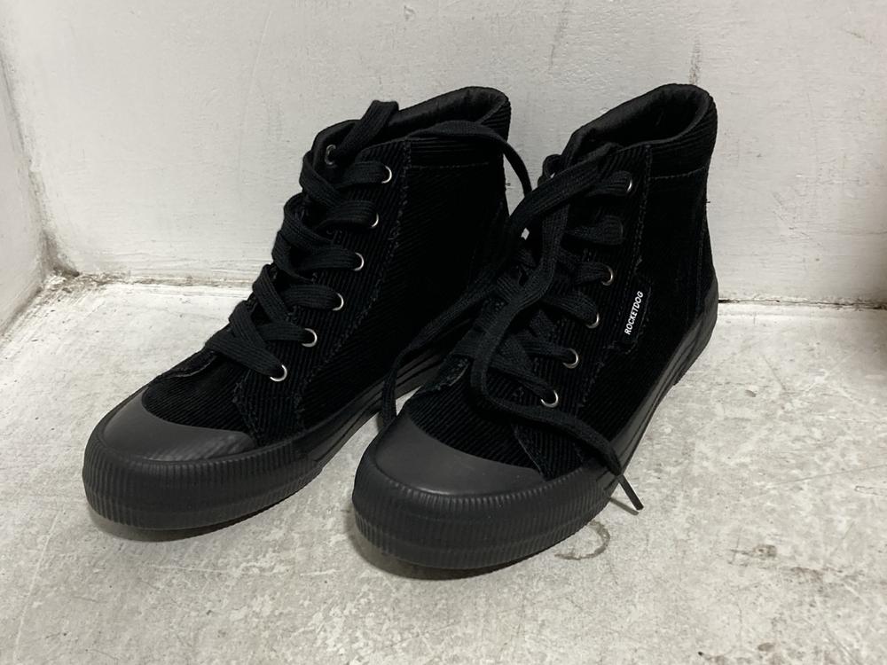 Lot 669  
            Chesterfield SR46 - Parcel Delivery Only 

                
4 X ASSORTED ADULTS SHOES TO INCLUDE BLOWFISH MALIBU WOMEN'S DISTRESSED SNEAKERS ... - Image 4