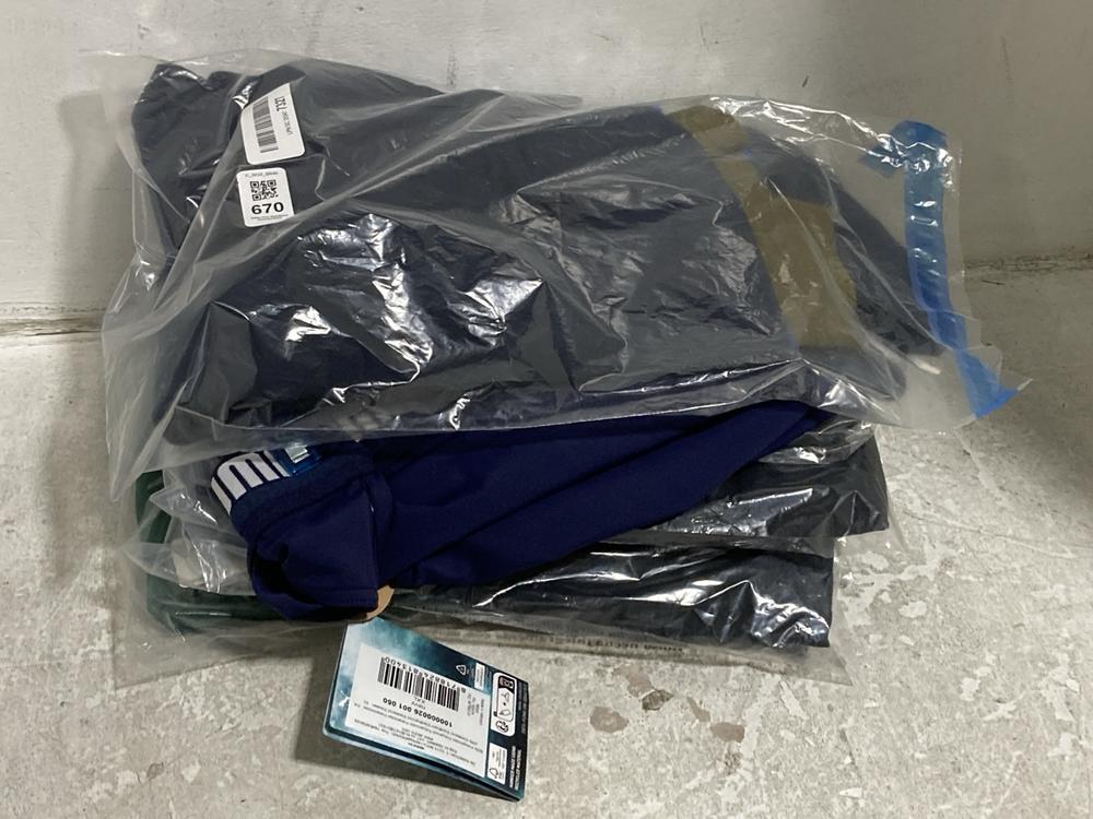Lot 670  
            Chesterfield SR46 - Parcel Delivery Only 

                
QTY OF ASSORTED ADULTS BRANDED CLOTHING TO INCLUDE DKNY 3-PACK T SHIRTS IN MULTIC...