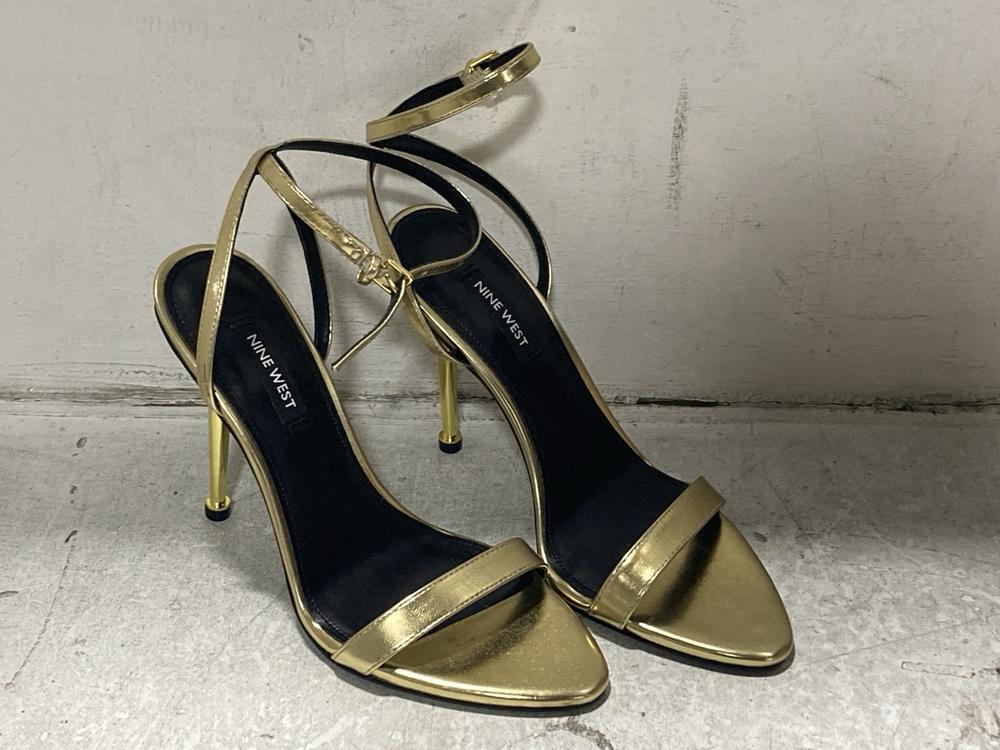 Lot 674  
            Chesterfield SR46 - Parcel Delivery Only 

                
5 X ASSORTED ADULTS SHOES TO INCLUDE CAPRICE WOMENS FLATS IN BLACK - UK SIZE 6 (L... - Image 2