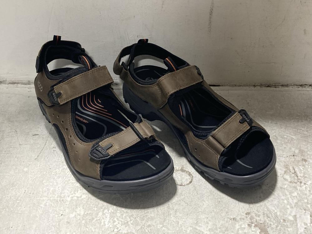 Lot 674  
            Chesterfield SR46 - Parcel Delivery Only 

                
5 X ASSORTED ADULTS SHOES TO INCLUDE CAPRICE WOMENS FLATS IN BLACK - UK SIZE 6 (L... - Image 3