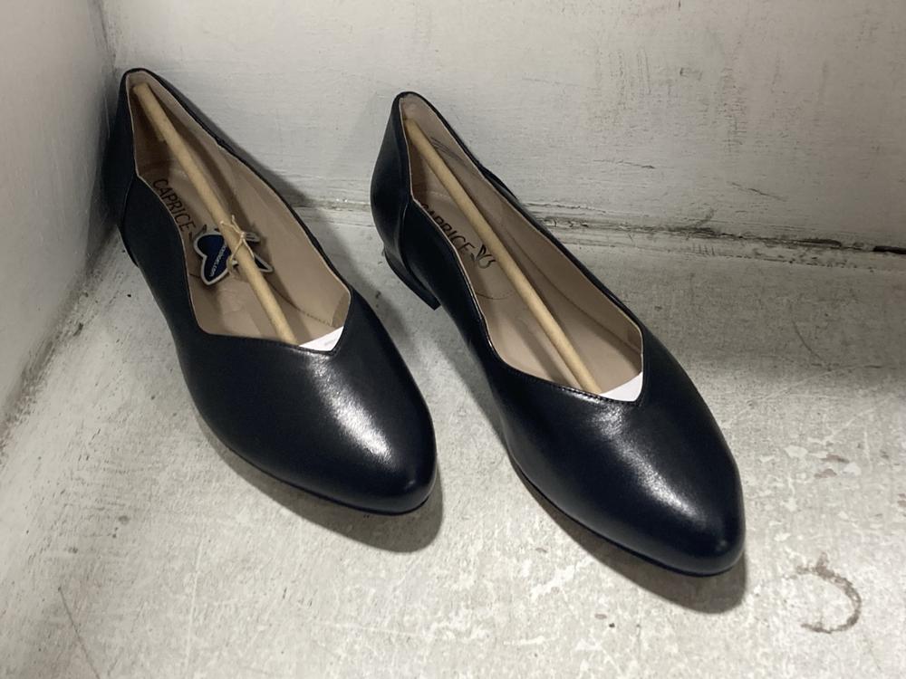 Lot 674  
            Chesterfield SR46 - Parcel Delivery Only 

                
5 X ASSORTED ADULTS SHOES TO INCLUDE CAPRICE WOMENS FLATS IN BLACK - UK SIZE 6 (L... - Image 4
