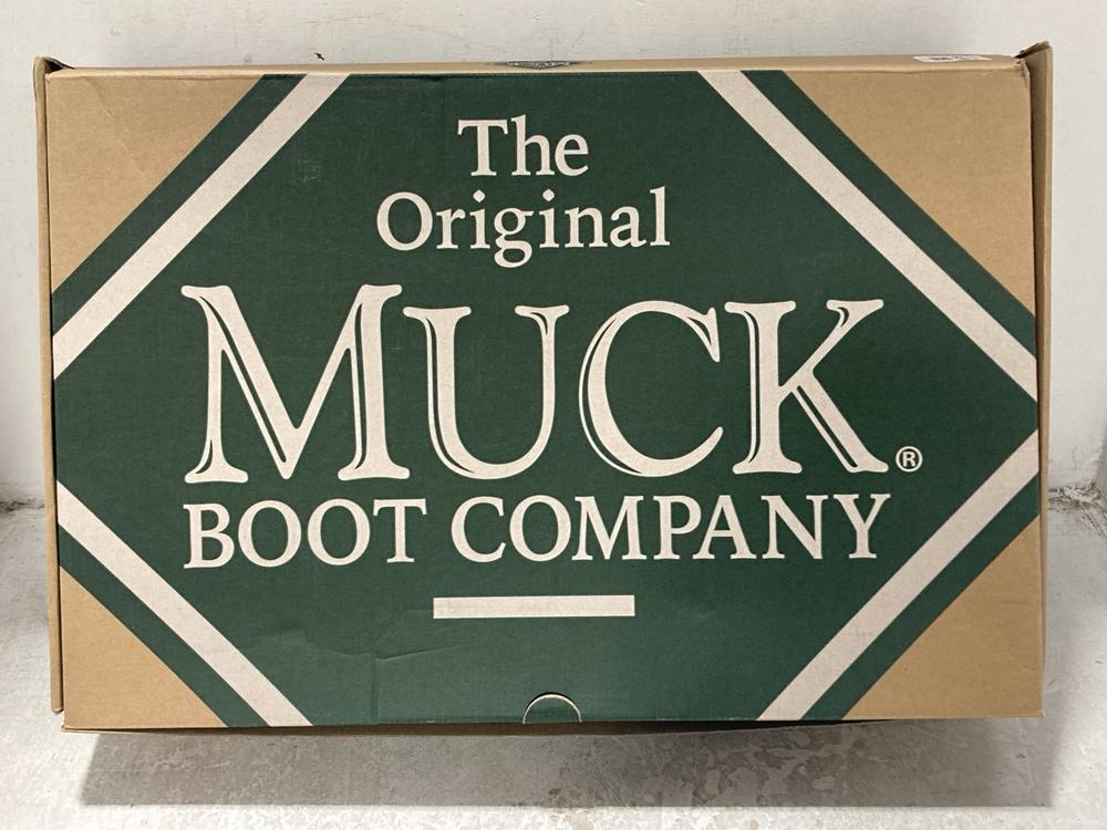 Lot 678  
            Chesterfield SR46 - Parcel Delivery Only 

                
THE MUCK BOOT COMPANY AS2TW6TW WELLINGTON BOOTS IN KHAKI & BLACK - UK SIZE 6 (LOC...