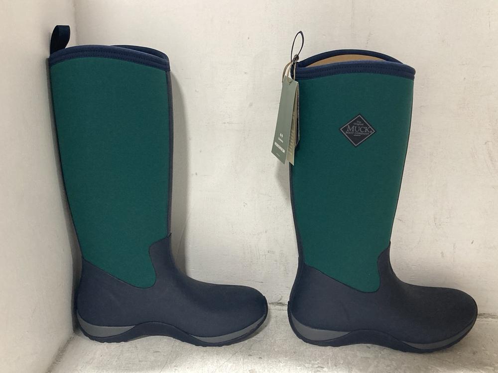Lot 678  
            Chesterfield SR46 - Parcel Delivery Only 

                
THE MUCK BOOT COMPANY AS2TW6TW WELLINGTON BOOTS IN KHAKI & BLACK - UK SIZE 6 (LOC... - Image 4