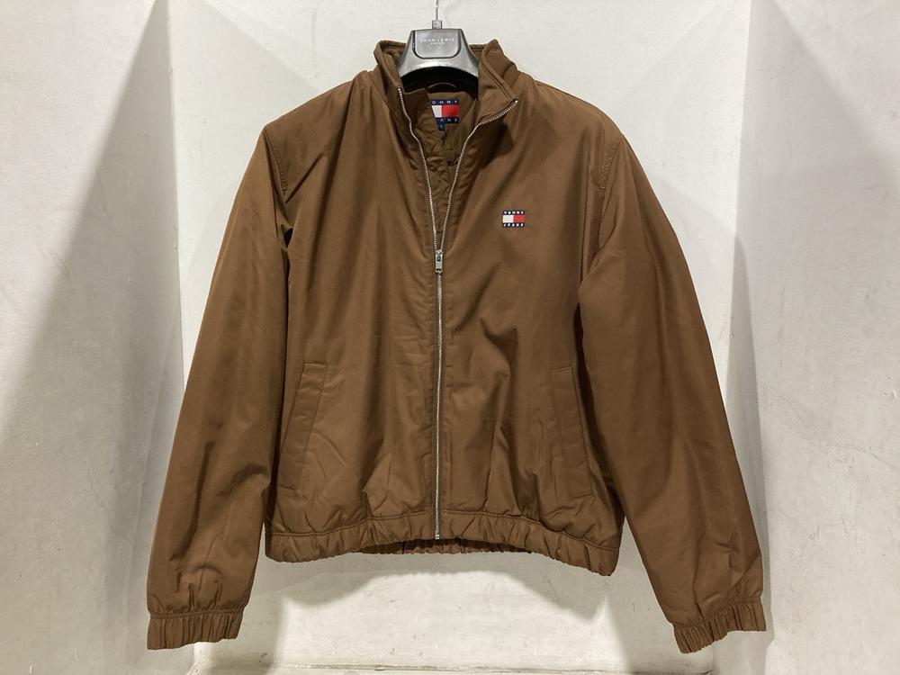 Lot 681  
            Chesterfield SR46 - Parcel Delivery Only 

                
TOMMY JEANS ESSENTIALS PADDED COAT IN BROWN - UK SIZE L (LOCATION: H4)