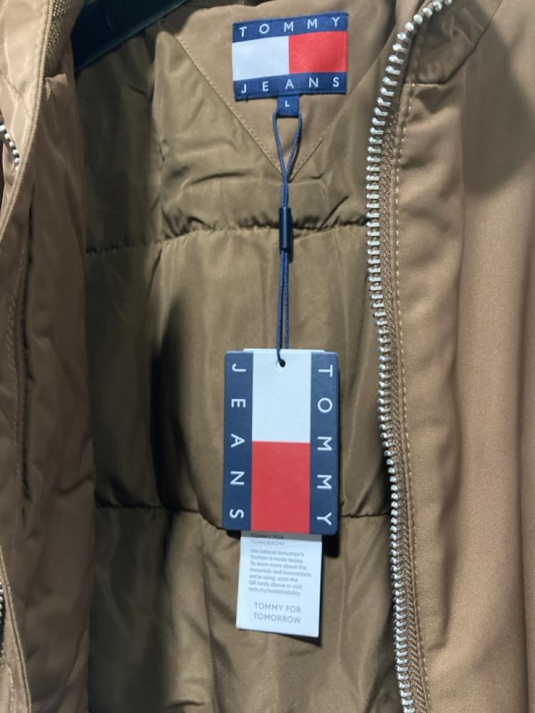 Lot 681  
            Chesterfield SR46 - Parcel Delivery Only 

                
TOMMY JEANS ESSENTIALS PADDED COAT IN BROWN - UK SIZE L (LOCATION: H4) - Image 3