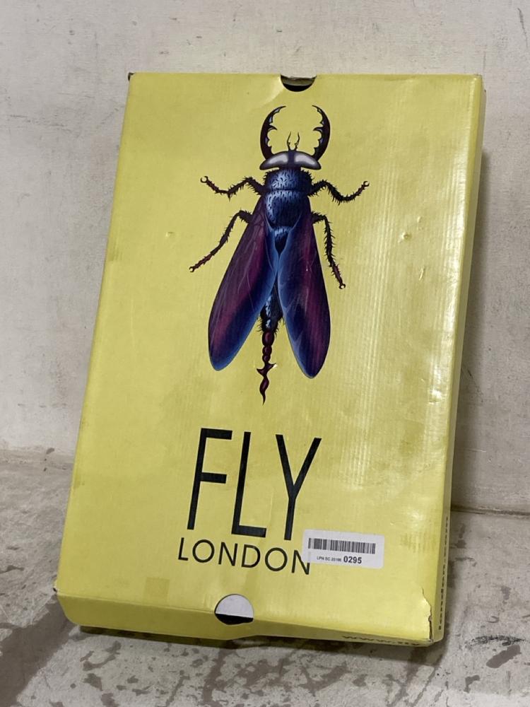 Lot 683  
            Chesterfield SR46 - Parcel Delivery Only 

                
FLY LONDON MES2913FLY RUG BOOTS IN BLACK - UK SIZE 5 (LOCATION: H4)