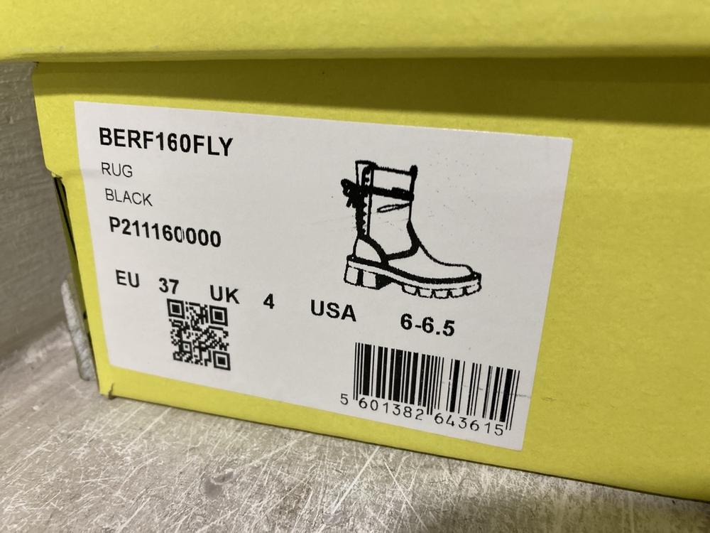Lot 685  
            Chesterfield SR46 - Parcel Delivery Only 

                
FLY LONDON BERF160FLY BOOTS IN BLACK - UK SIZE 4 (LOCATION: H4) - Image 2