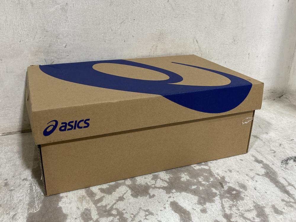 Lot 686  
            Chesterfield SR46 - Parcel Delivery Only 

                
ASICS NATURE BATHING RUNNING TRAINERS IN BLACK & ORANGE - UK SIZE 4 (LOCATION: H4)