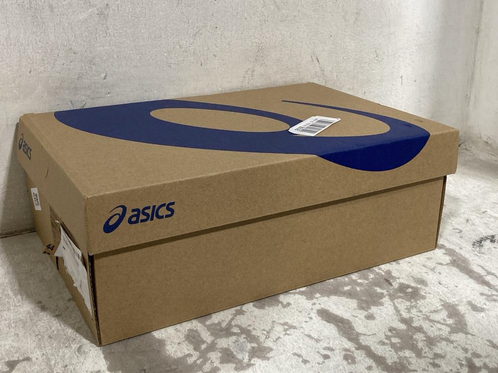 Lot 687  
            Chesterfield SR46 - Parcel Delivery Only 

                
ASICS UP COURT 6 RUNNING TRAINERS IN BLACK & WHITE - UK SIZE 9 (LOCATION: H4)
