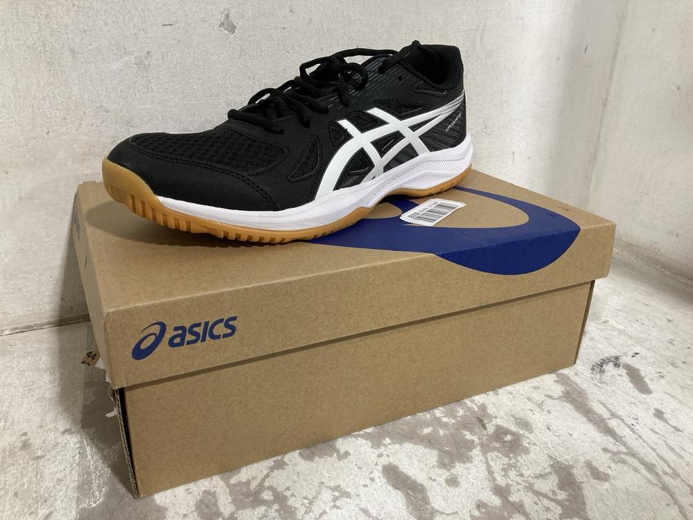 Lot 687  
            Chesterfield SR46 - Parcel Delivery Only 

                
ASICS UP COURT 6 RUNNING TRAINERS IN BLACK & WHITE - UK SIZE 9 (LOCATION: H4) - Image 4