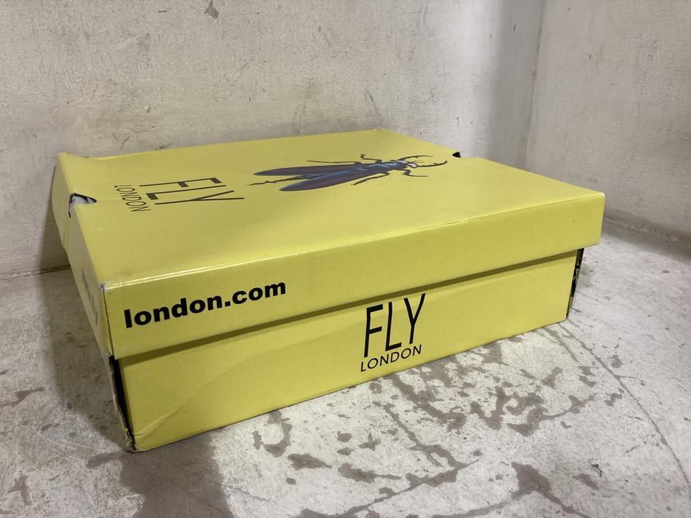 Lot 688  
            Chesterfield SR46 - Parcel Delivery Only 

                
FLY LONDON MECY092FY RUG BOOTS IN BLACK - UK SIZE 6 (LOCATION: H4)