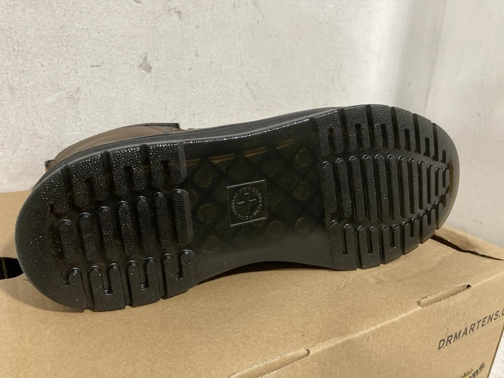 Lot 691  
            Chesterfield SR46 - Parcel Delivery Only 

                
DR MARTENS BROOKLYN CHUKKA BOOTS IN DARK BROWN - UK SIZE 10 (LOCATION: H4) - Image 2