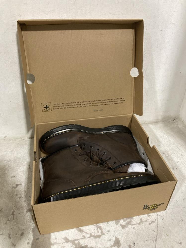Lot 691  
            Chesterfield SR46 - Parcel Delivery Only 

                
DR MARTENS BROOKLYN CHUKKA BOOTS IN DARK BROWN - UK SIZE 10 (LOCATION: H4) - Image 3