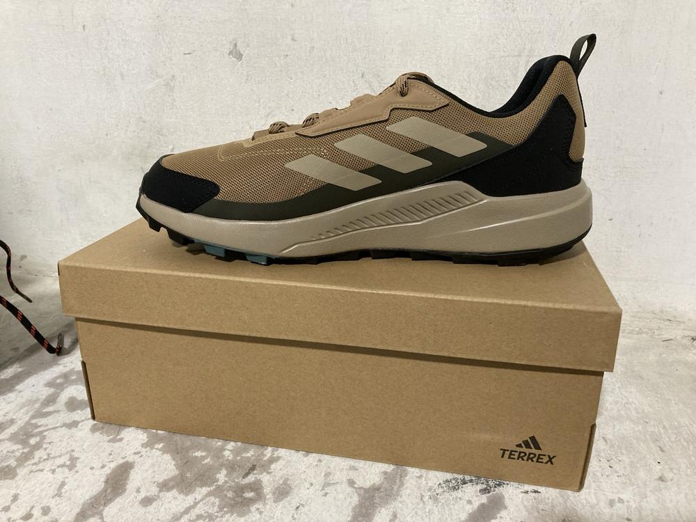 Lot 695  
            Chesterfield SR46 - Parcel Delivery Only 

                
3 X ASSORTED ADULT ADIDAS SHOES TO INCLUDE ADIDAS TERREX TRAINERS IN KHAKI & BLAC... - Image 4