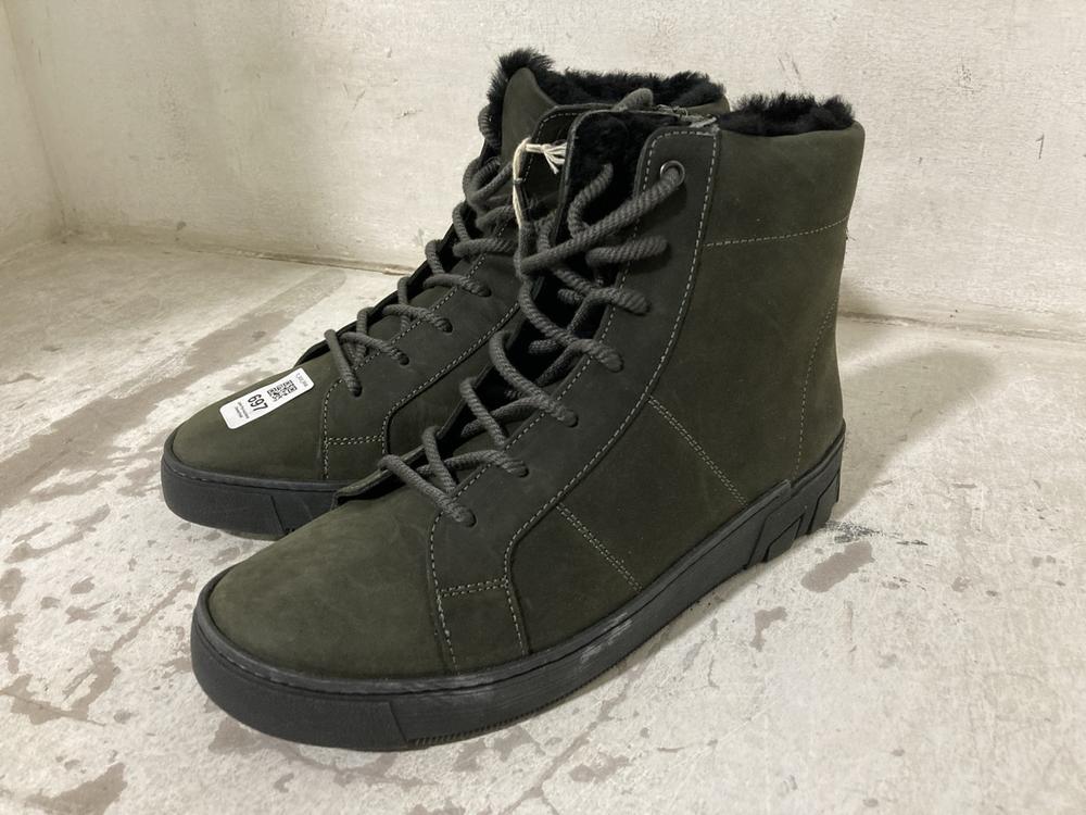 Lot 697  
            Chesterfield SR46 - Parcel Delivery Only 

                
GANTER AUSTRIA 4775 LACE-UP SUEDE BOOTS IN DARK KHAKI - UK SIZE 6 (LOCATION: H4)