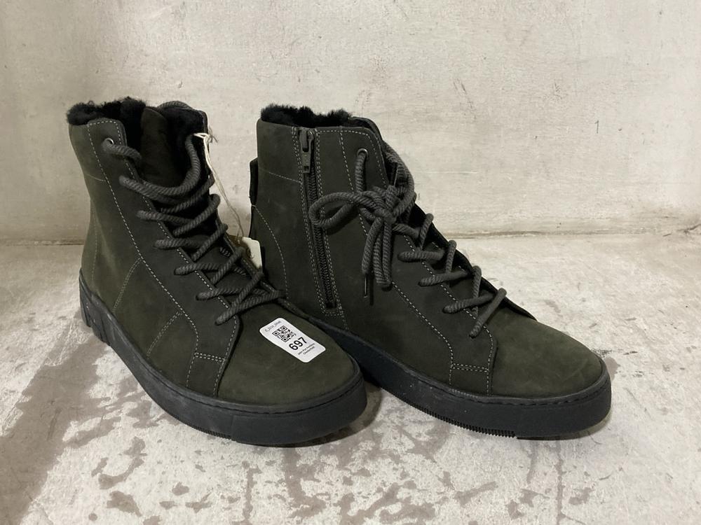 Lot 697  
            Chesterfield SR46 - Parcel Delivery Only 

                
GANTER AUSTRIA 4775 LACE-UP SUEDE BOOTS IN DARK KHAKI - UK SIZE 6 (LOCATION: H4) - Image 2