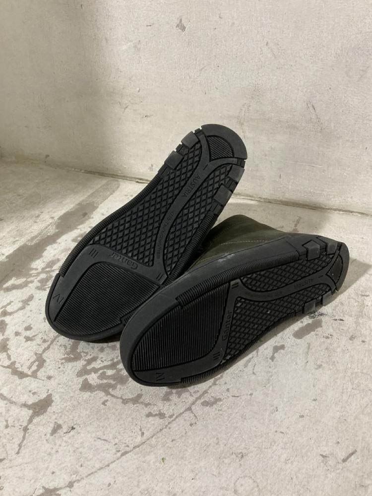 Lot 697  
            Chesterfield SR46 - Parcel Delivery Only 

                
GANTER AUSTRIA 4775 LACE-UP SUEDE BOOTS IN DARK KHAKI - UK SIZE 6 (LOCATION: H4) - Image 4