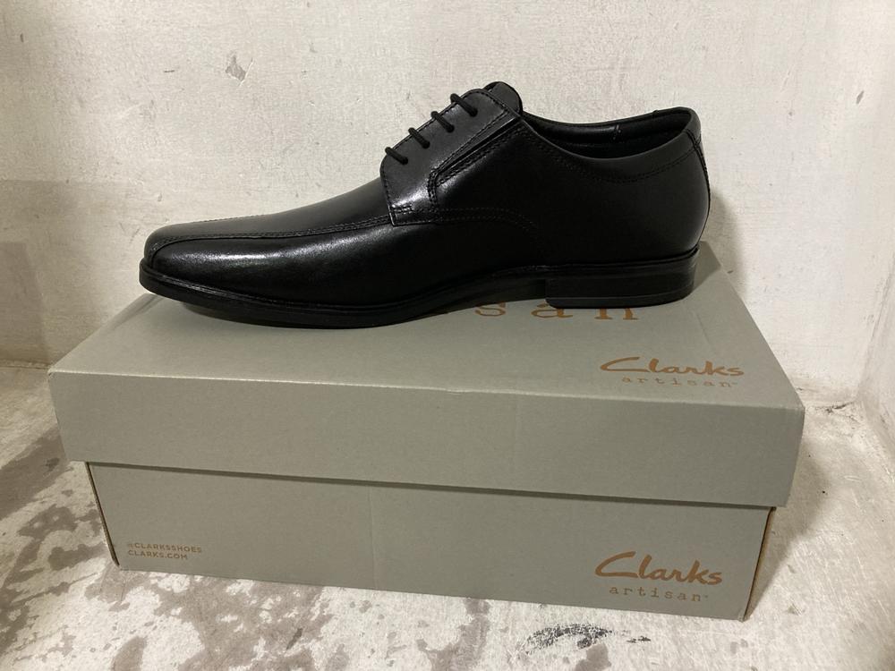 Lot 699  
            Chesterfield SR46 - Parcel Delivery Only 

                
3 X ASSORTED ADULTS SHOES TO INCLUDE CLARKS BATCOMBE SHOES IN DARK TAN LEATHER - ...