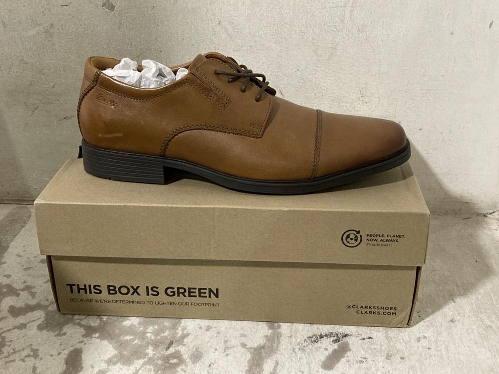 Lot 699  
            Chesterfield SR46 - Parcel Delivery Only 

                
3 X ASSORTED ADULTS SHOES TO INCLUDE CLARKS BATCOMBE SHOES IN DARK TAN LEATHER - ...