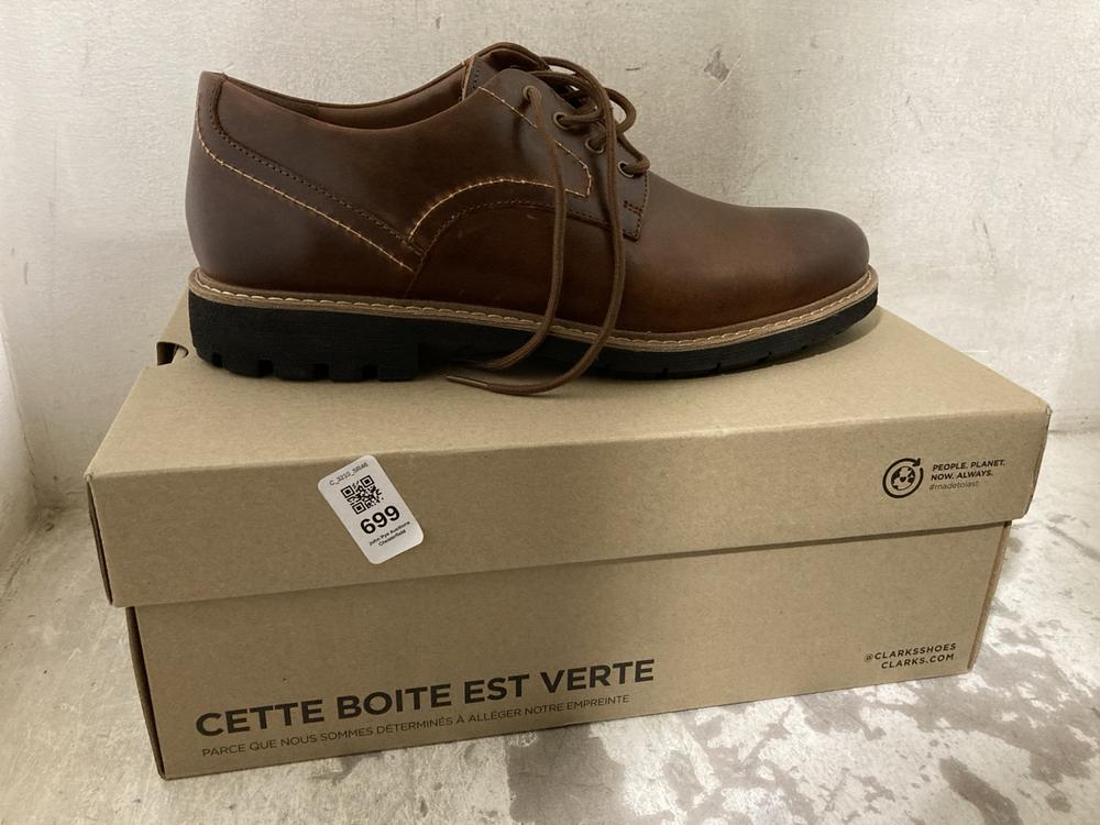 Lot 699  
            Chesterfield SR46 - Parcel Delivery Only 

                
3 X ASSORTED ADULTS SHOES TO INCLUDE CLARKS BATCOMBE SHOES IN DARK TAN LEATHER - ...