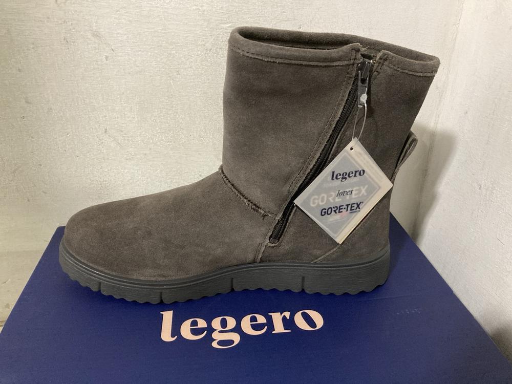 Lot 701  
            Chesterfield SR46 - Parcel Delivery Only 

                
4 X ASSORTED ADULTS SHOES TO INCLUDE DR SCHOLLS LACE-UP SHOES IN WHITE - UK SIZE ... - Image 3