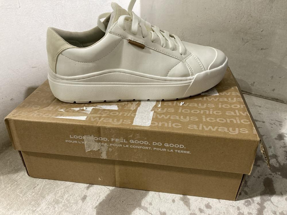 Lot 701  
            Chesterfield SR46 - Parcel Delivery Only 

                
4 X ASSORTED ADULTS SHOES TO INCLUDE DR SCHOLLS LACE-UP SHOES IN WHITE - UK SIZE ... - Image 4