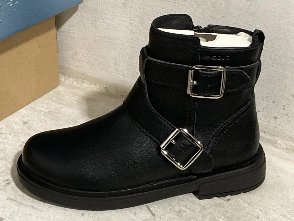 Lot 706  
            Chesterfield SR46 - Parcel Delivery Only 

                
5 X ASSORTED KIDS SHOES TO INCLUDE GEOX ECLAIR SHOES IN BLACK - UK SIZE 11.5 (LOC... - Image 4